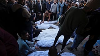 Decenas de palestinos lloran a sus familiares muertos en el bombardeo israelí de la localidad de Deir Al-Balah, en la Franja de Gaza, el miércoles 20 de diciembre de 2023.