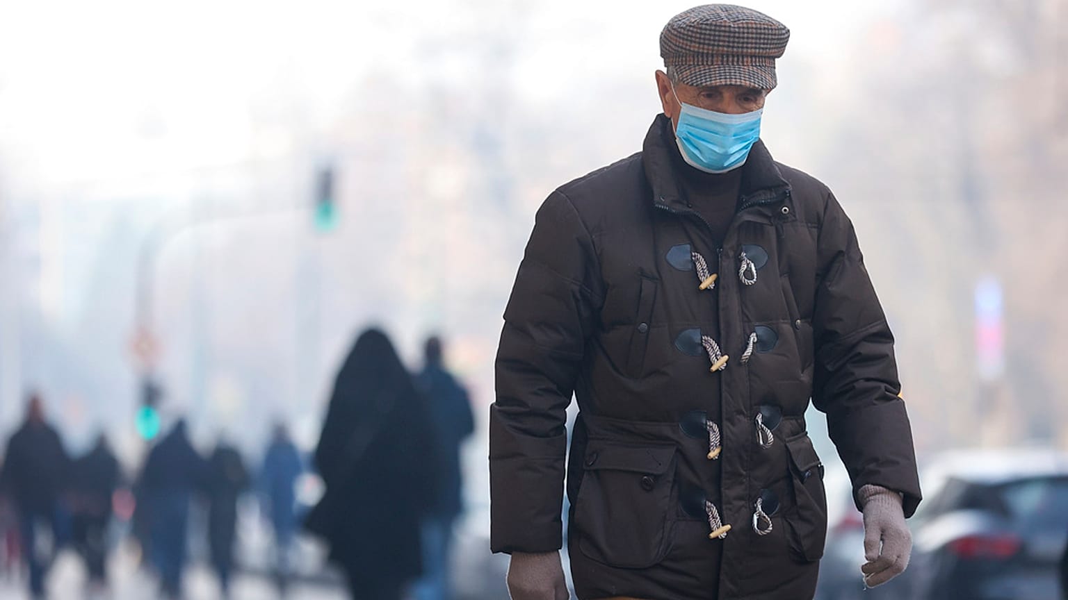 Житель Сараева в маске идёт по улицам города 