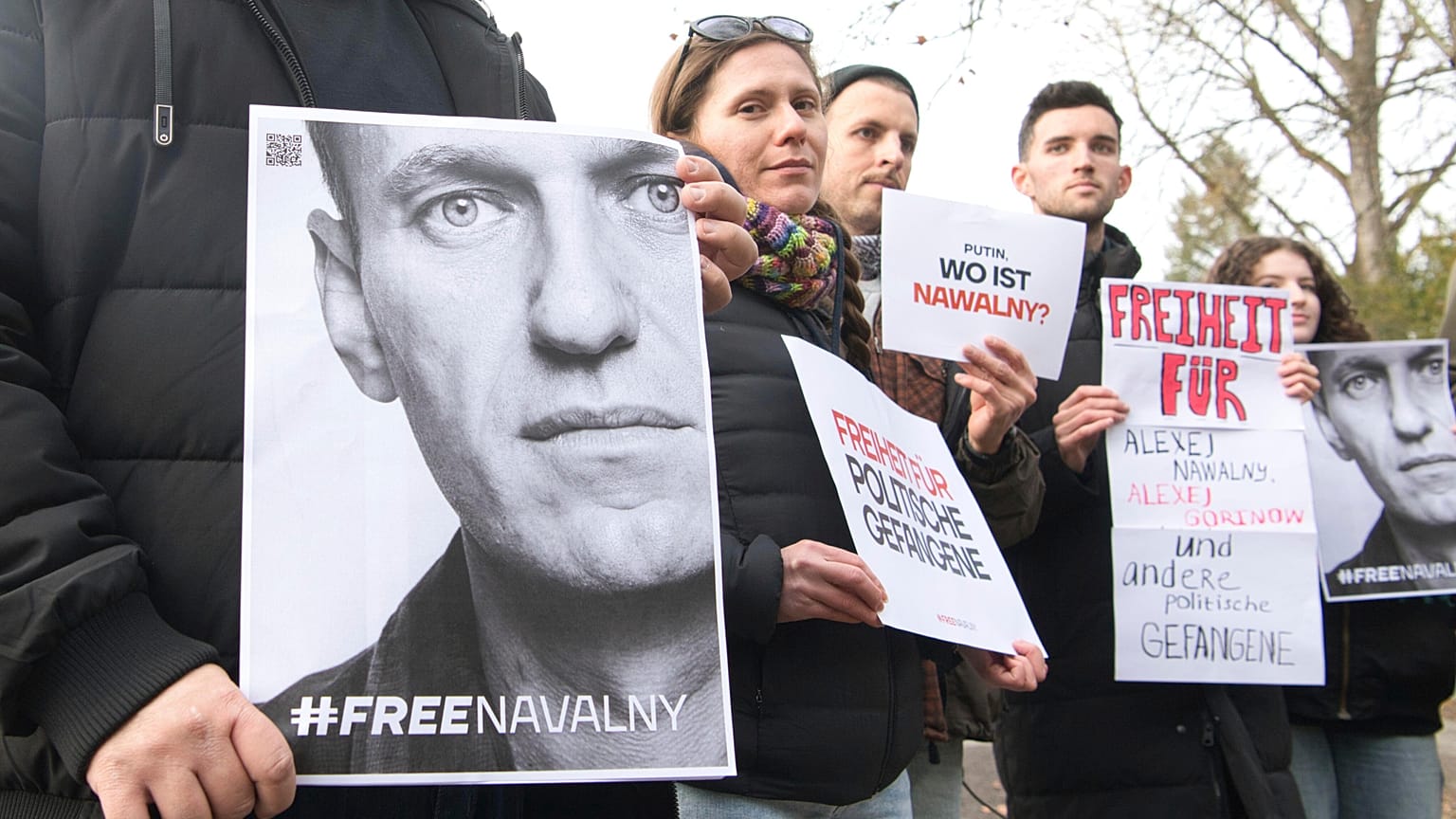 Des manifestants se rassemblent devant le domicile de l'ambassadeur de Russie Sergueï Netchaev à Berlin, le samedi 16 décembre 2023.