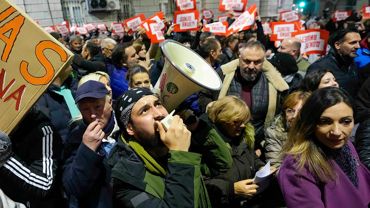 Protestas en Belgrado contra los resultados electorales en las legislativas serbias