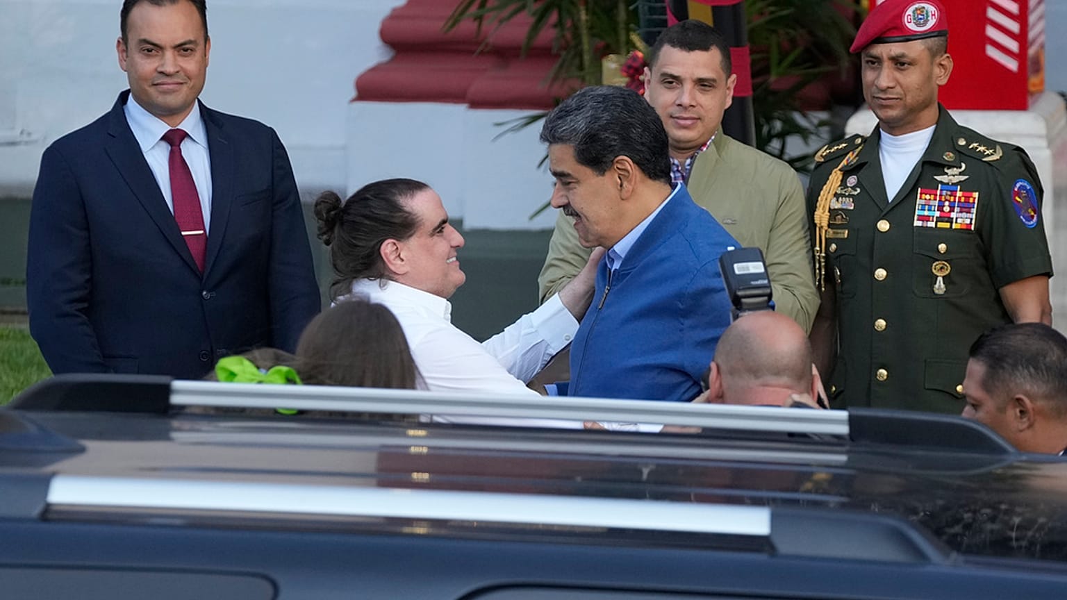 Maduro venezuelai elnök (középen jobbra) 2023. december 20-án fogadja Alex Saabot a caracasi elnöki palotában