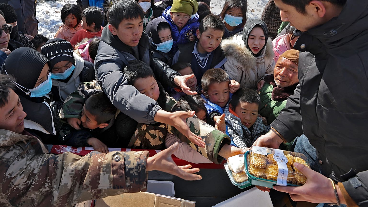 Des milliers de travailleurs humanitaires, de militaires et de secouristes ont mis en place des abris, des équipements et distribué de la nourriture .