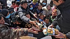 Des milliers de travailleurs humanitaires, de militaires et de secouristes ont mis en place des abris, des équipements et distribué de la nourriture .
