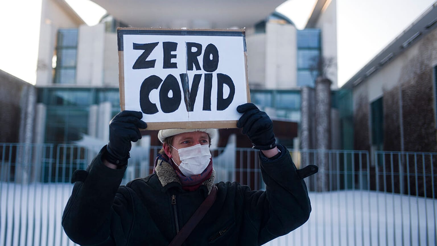 Bir Alman protestocu üzerinde "Sıfır COVID" yazan bir poster tutuyor-2021 (arşiv)