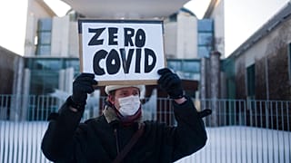 Bir Alman protestocu üzerinde "Sıfır COVID" yazan bir poster tutuyor-2021 (arşiv)