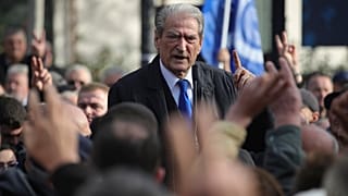 Sali Berisha, az ellenzéki albán Demokrata Párt vezetője támogatóival beszél a tiranai parlament előtt 2023. december 21-én