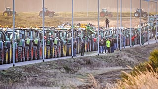 مزارعون يتظاهرون بجراراتهم في شفيرين، ألمانيا، 28 يناير 2022