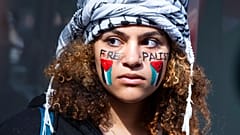   یک حامی فلسطین در نزدیکی کنسولگری اسرائیل در نیویورک، اکتبر ۲۰۲۳ میلادی