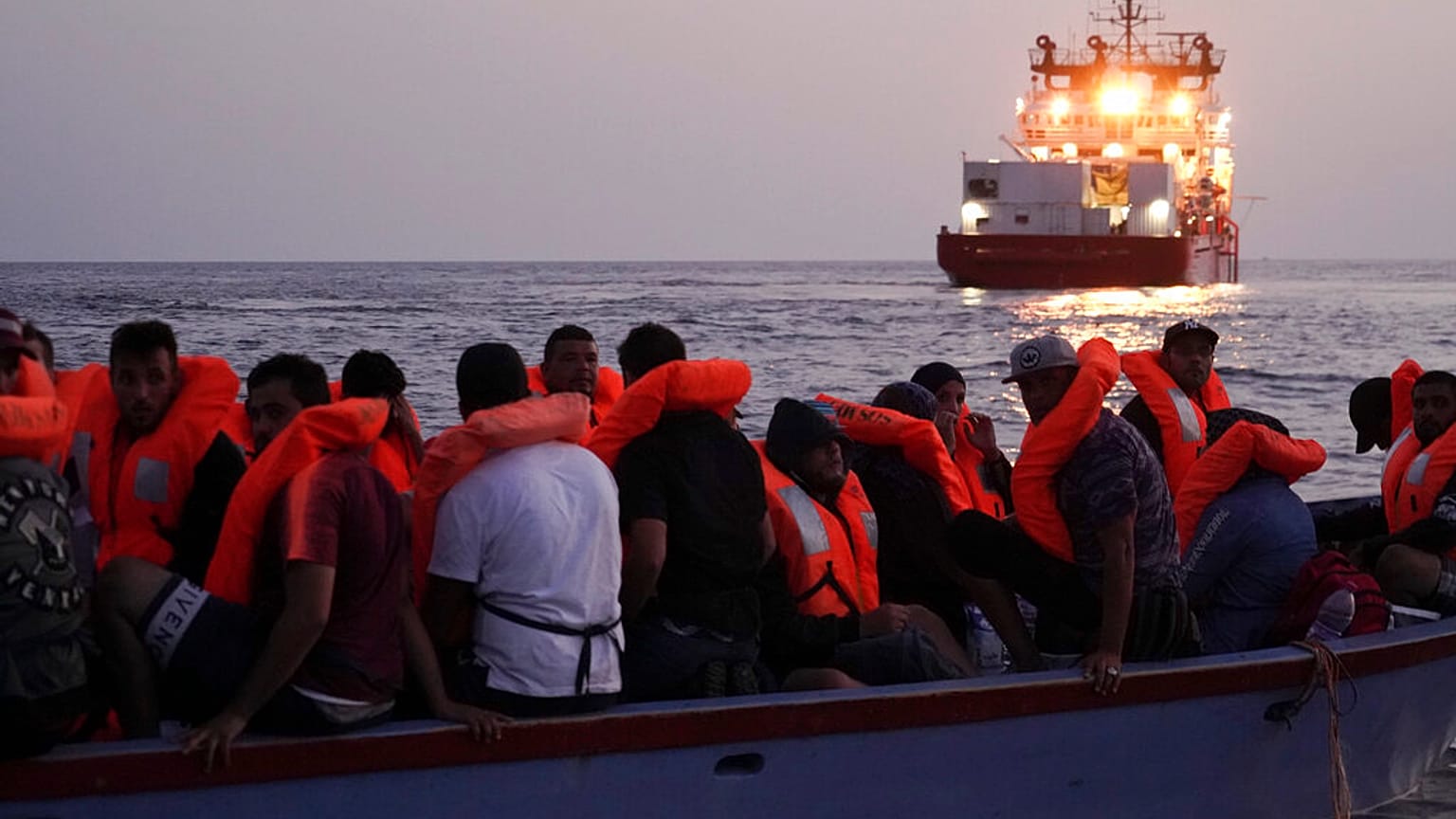 Des migrants sur une embarcation en Méditerranée