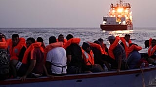 Migránsok egy túlzsúfolt hajón várakoznak a megmentésre a Földközi-tengeren, 2019. szeptember 19-én