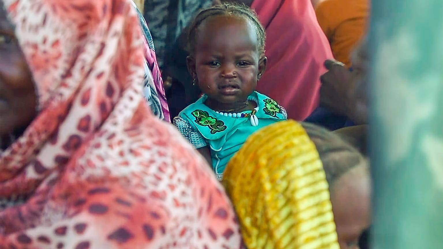لاجئون سودانيون يتجمعون خارج مستشفى ميداني في عكا، تشاد، أغسطس 2019.