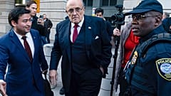 Rudy Giuliani beim Verlassen des Bundesgerichts in Washington, DC, 15. Dezember 2023