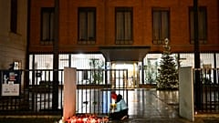 Κεριά στη μνήμη των θυμάτων της επίθεσης στο πανεπιστήμιο της Πράγας