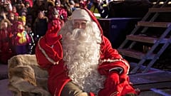 Weihnachtsmann bricht im "Santa Claus Village" am Polarkreis in Rovaniemi, Finnisch Lappland zu seiner alljährlichen Tour auf. 23. Dezember 2014