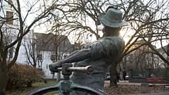 A borkészítő szobra a kárpátaljai Nagyszőlősön