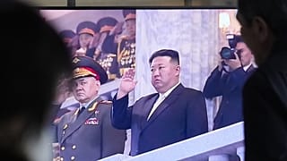 Az észak-koreai vezető egy televíziós összeállításban egy korábbi felvételen