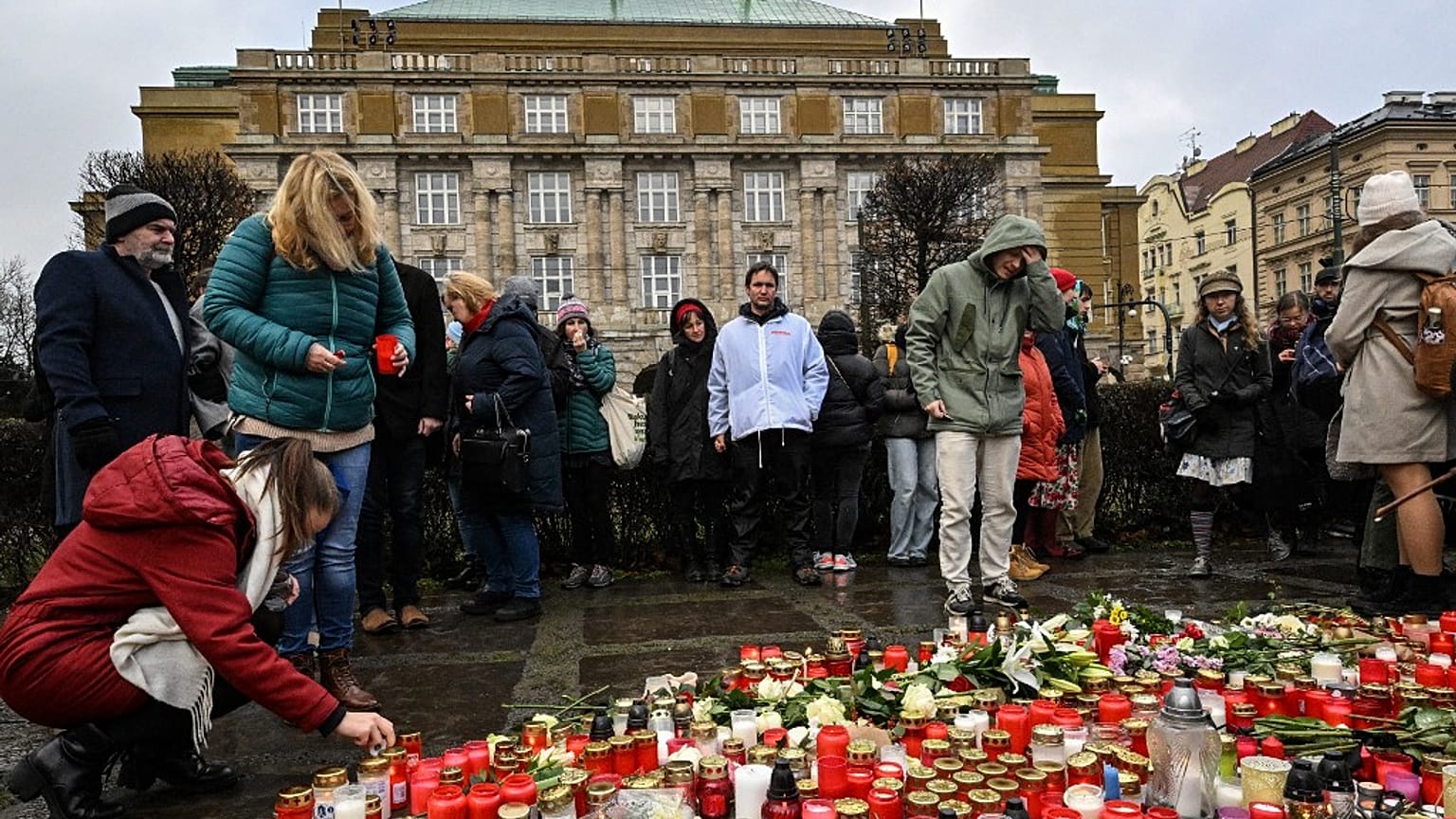 Devant l’université Charles, à la suite d’une fusillade, à Prague, le 21 décembre 2023