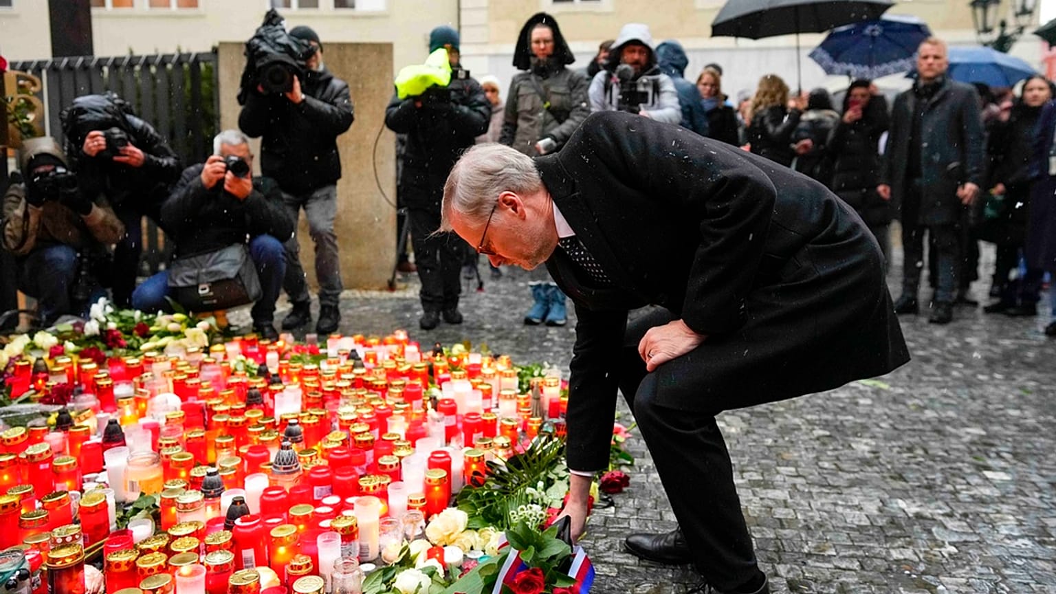 Der tschechische Ministerpräsident Petr Fiala legte am Freitag, 22. Dezember 2023, vor dem Gebäude der Karls-Universität in Prag Blumen für die Opfer der Massenerschießung.