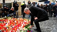 Der tschechische Ministerpräsident Petr Fiala legte am Freitag, 22. Dezember 2023, vor dem Gebäude der Karls-Universität in Prag Blumen für die Opfer der Massenerschießung.