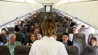 Hier erfahren Sie, warum Sie die Sicherheitsanweisungen des Flugpersonals befolgen sollten.