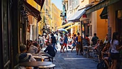 İtalyan Rivierası'nda küçük bir sahil kasabası olan Portofino, turistlerin uğrak yeri haline geldi ve yerel halk bu durumdan rahatsız olmaya başladı.