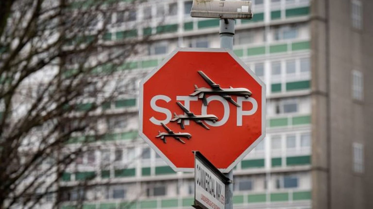 A nova obra de arte anti-guerra de Banksy "roubada" uma hora depois de ser inaugurada 