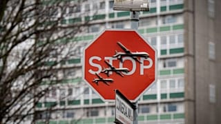 La nuova opera d'arte di Banksy contro la guerra "rubata" un'ora dopo l'inaugurazione 