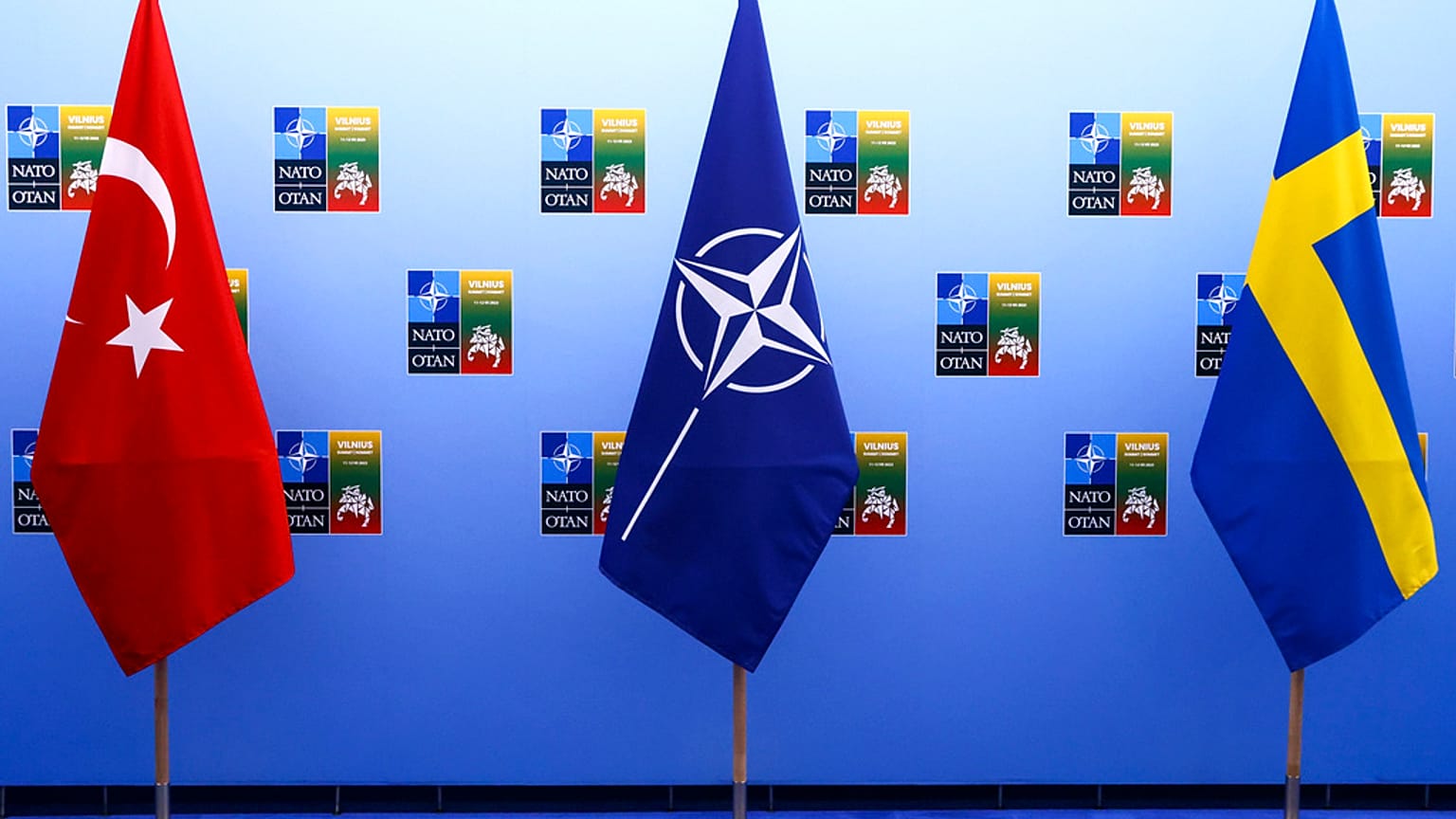 Türkiye, NATO ve İsveç bayrakları 