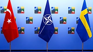 Türkiye, NATO ve İsveç bayrakları 