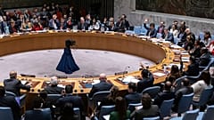 Les représentants des pays membres votent lors de la réunion du Conseil de sécurité au siège des Nations unies, vendredi 22 décembre 2023.