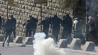 الشرطة الإسرائيلية تطلق الغاز المسيل للدموع على الفلسطينيين في القدس الشرقية 