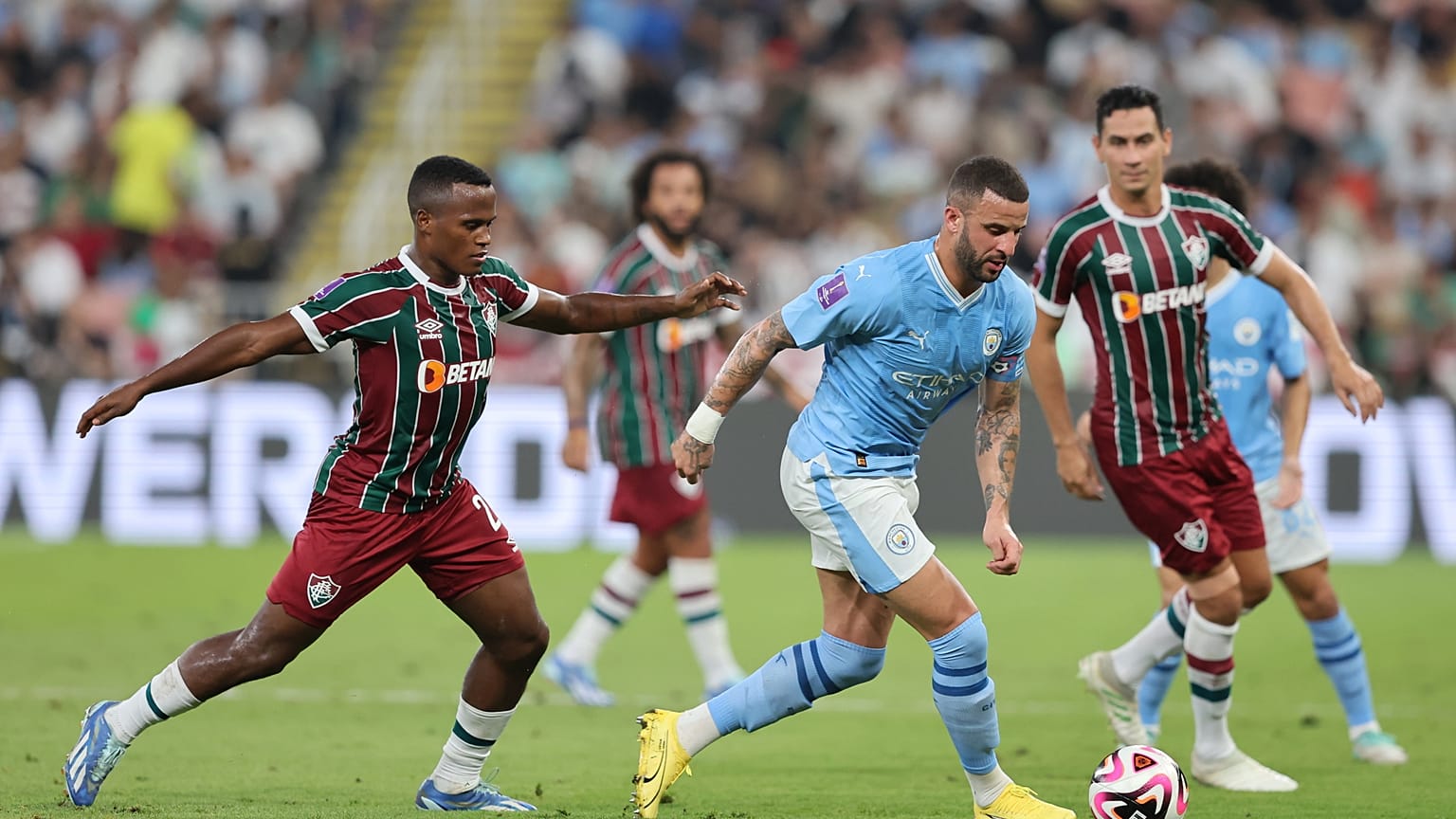 Kyle Walker, a Manchester City védője vezeti a labdát