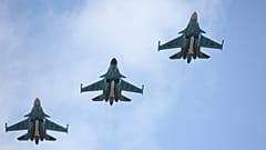 Russische Su-34-Bomber treffen aus Syrien auf einem Luftwaffenstützpunkt in der Nähe der russischen Stadt Woronesch ein. März 2016