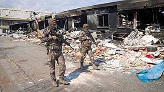 جنود من الجيش التركي يقومون بدورية بالقرب من المباني المدمرة في أنطاكيا، جنوب شرق تركيا، الثلاثاء 21 فبراير 2023.