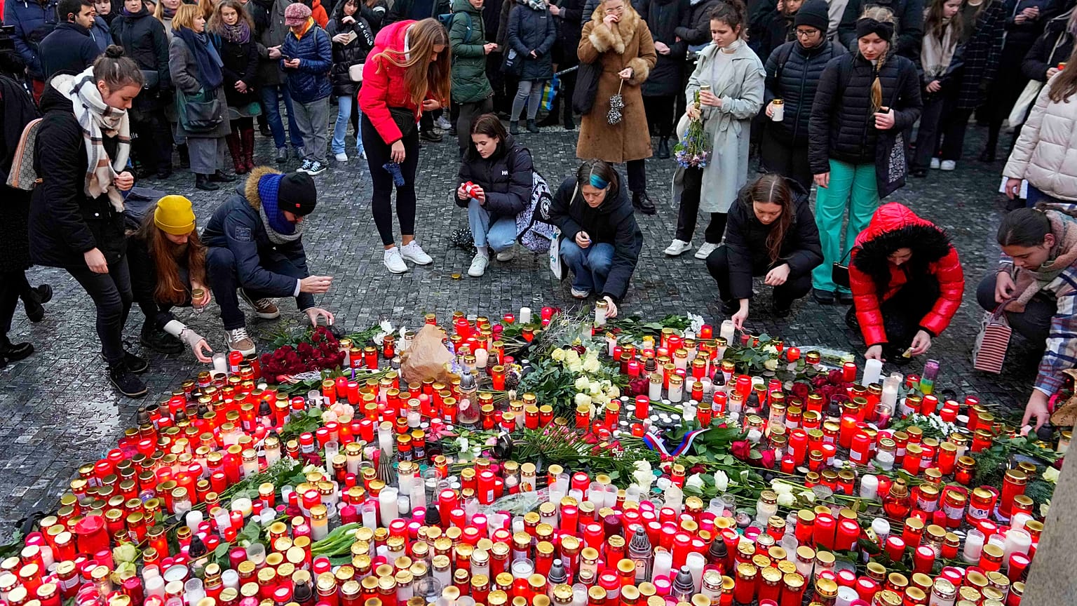 Страна скорбит по погибшим, к стихийному мемориалу несут свечи