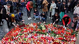 Страна скорбит по погибшим, к стихийному мемориалу несут свечи