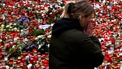 Eine junge Frau trauert vor der Karls-Universität um die Opfer des Amoklaufs, 23. Dezember 2023