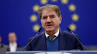 صالح نیکبخت، وکیل خانواده امینی، در پارلمان اروپا 