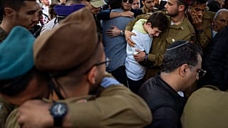 Родные и друзья погибшего солдата Якова Элиана у его могилы 