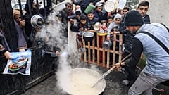 توزيع القليل من الطعام على السكان في غزة