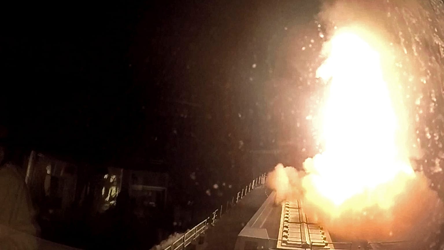 Le HMS Diamond tire un missile Sea Viper pour abattre un drone aérien au-dessus de la mer Rouge, le samedi 16 décembre 2023.