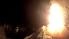 Le HMS Diamond tire un missile Sea Viper pour abattre un drone aérien au-dessus de la mer Rouge, le samedi 16 décembre 2023.