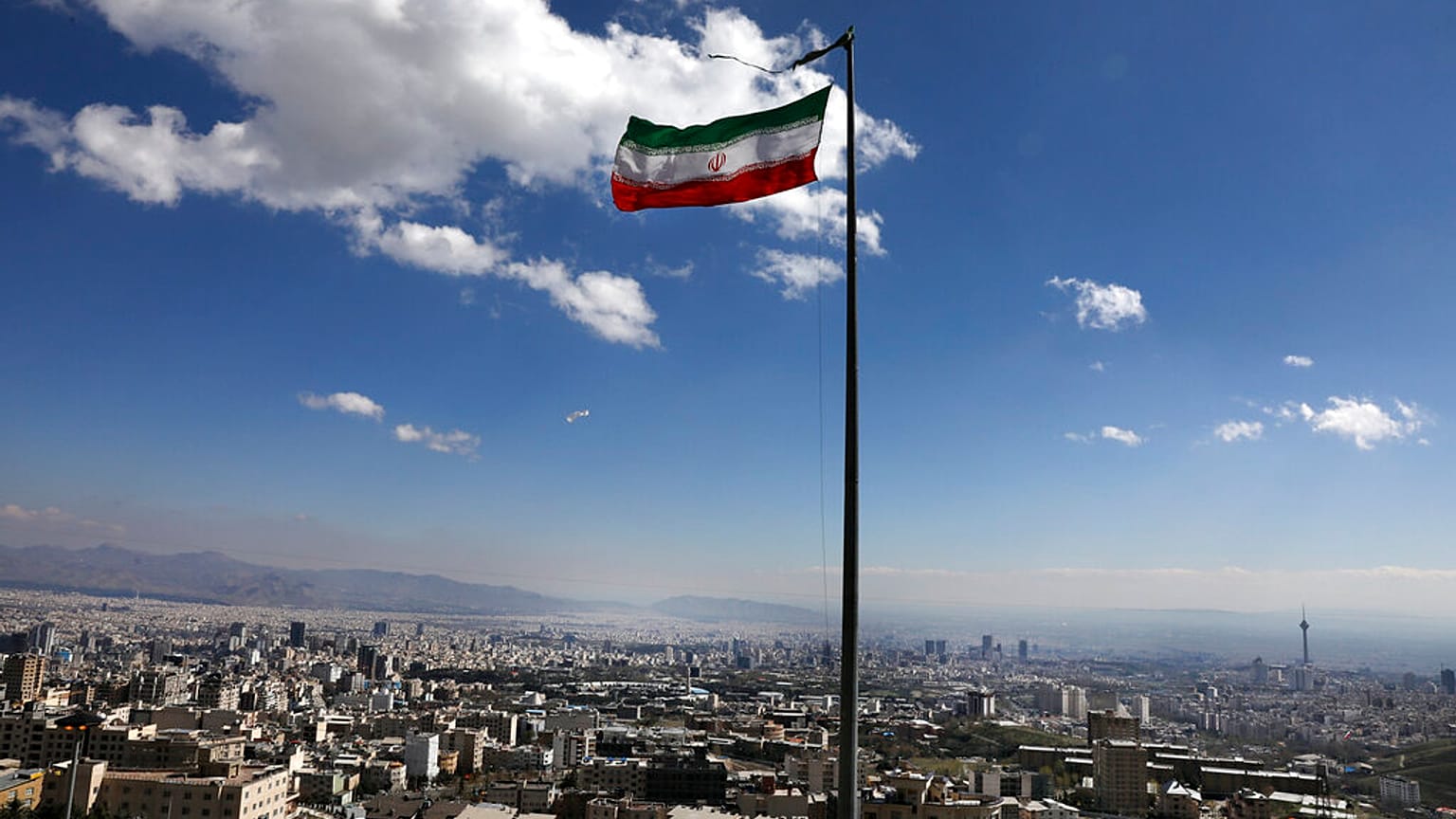العلم الإيراني يرفرف في شمال طهران، إيران، الثلاثاء 31 مارس 2020. 