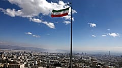 العلم الإيراني في طهران