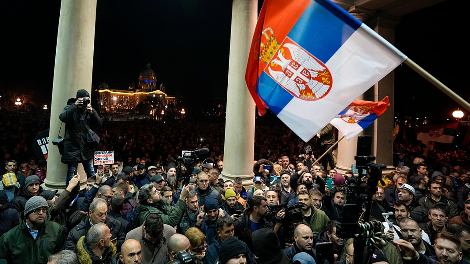 manifestanti in Serbia