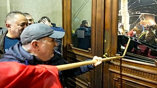 Участники беспорядков попытались ворваться в здание белградской мэрии, 24 декабря 2023 года.