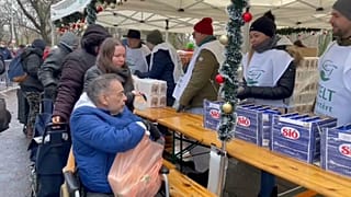 Lange Schlangen bei der Lebensmittelausgabe in der Nähe der ungarischen Hauptstadt Budapest.