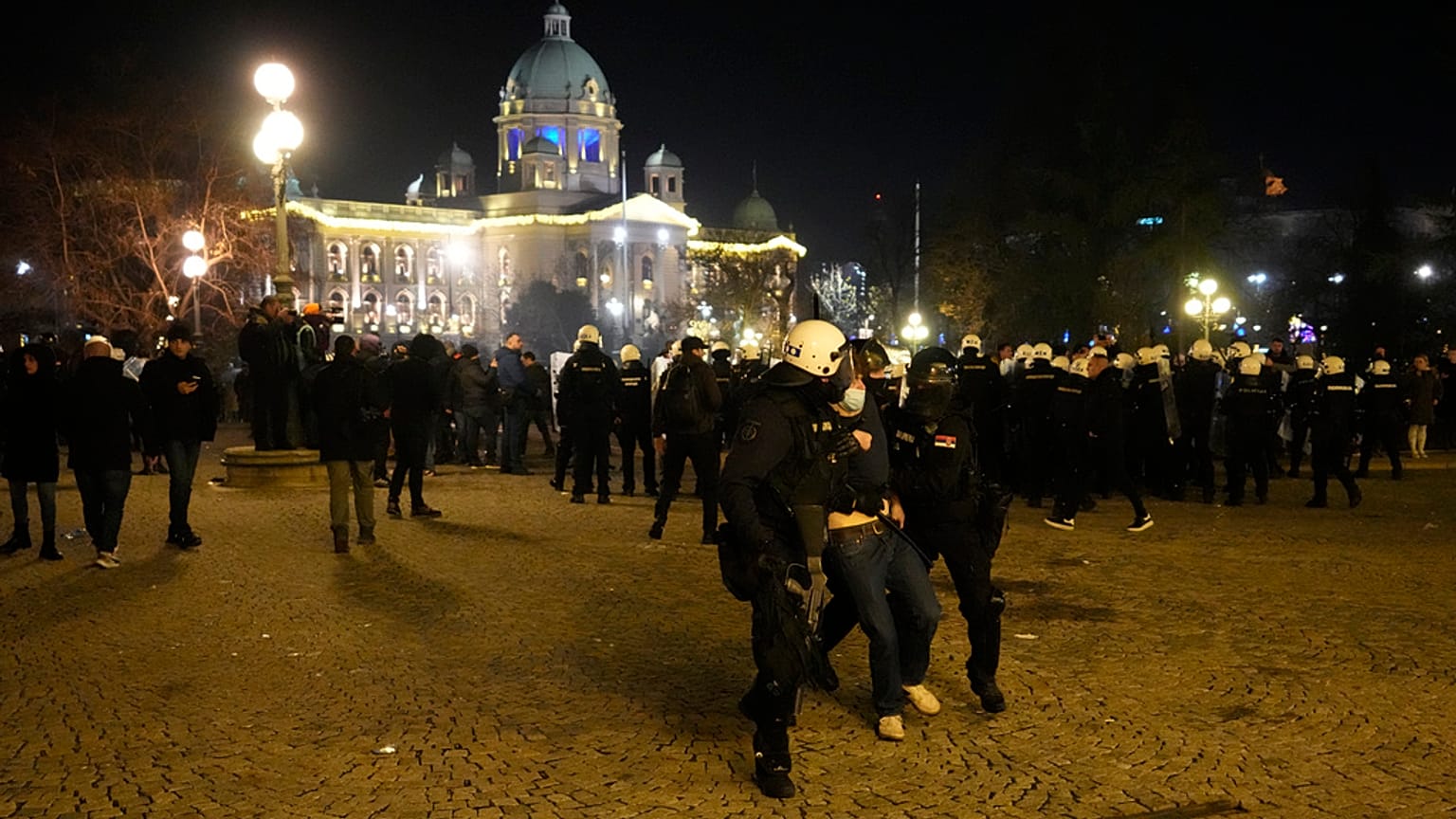 Akşam saatlerinde çevik kuvvet polisi protestocuları belediye binasından uzaklaştırdı