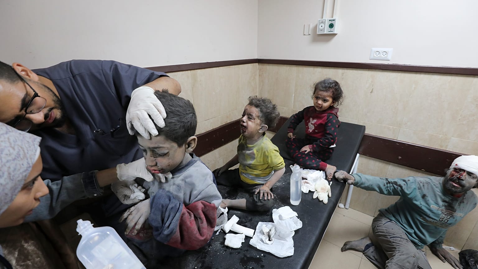 جرحى جراء غارة إسرائيلية في مستشفى القدس بدير البلح وسط غزة