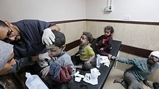 جرحى جراء غارة إسرائيلية في مستشفى القدس بدير البلح وسط غزة
